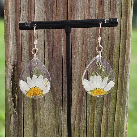 Beautiful Daisy Flower Handmade Earrings - Picture 1 of 2